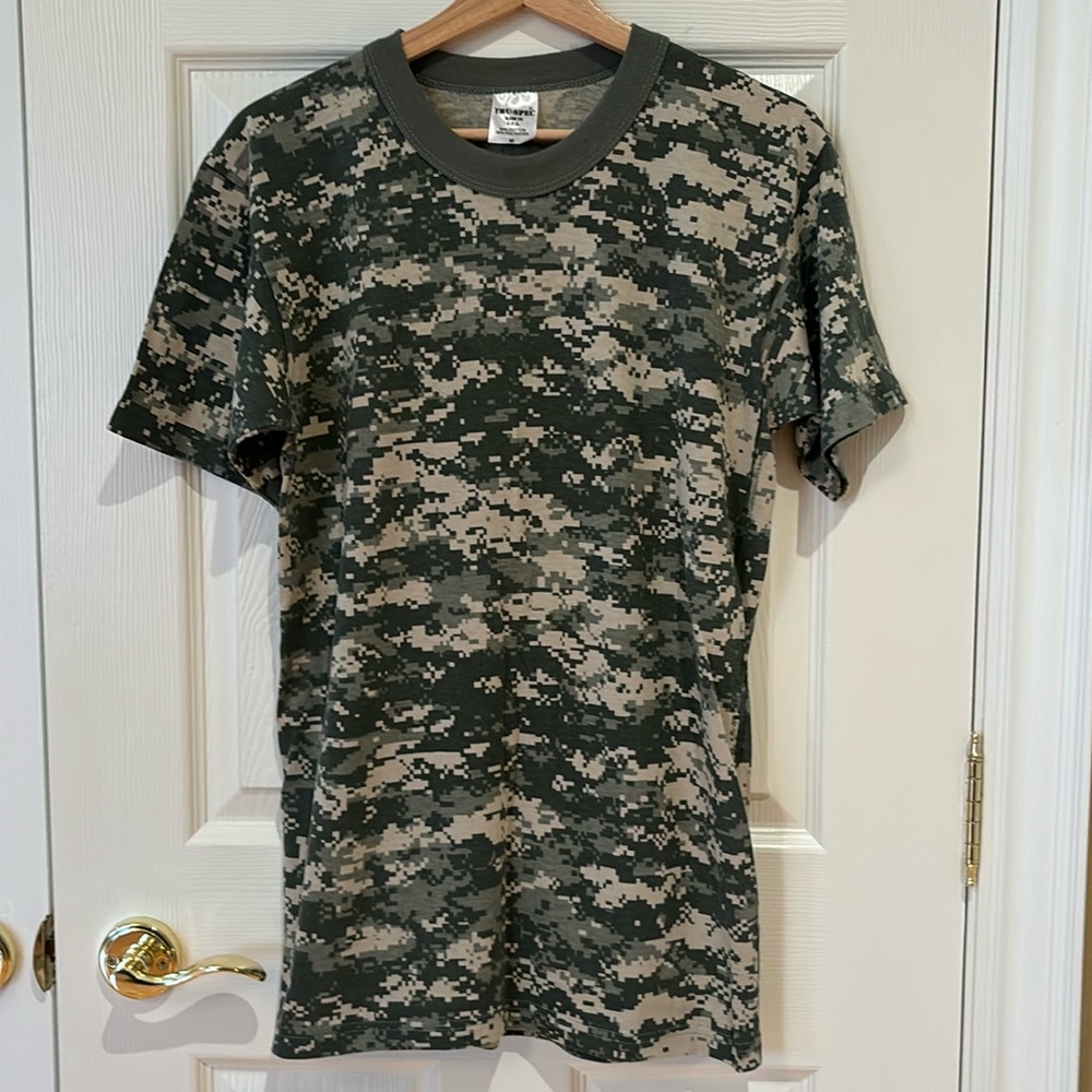 Camouflage T shirt Size M in excellent condition